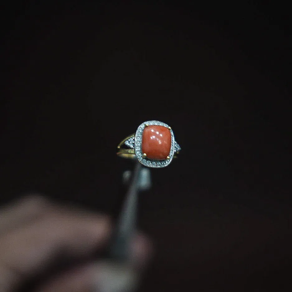 Orange Coral Ring 14K Yellow Gold With Diamonds / 4.4gr / Size 6