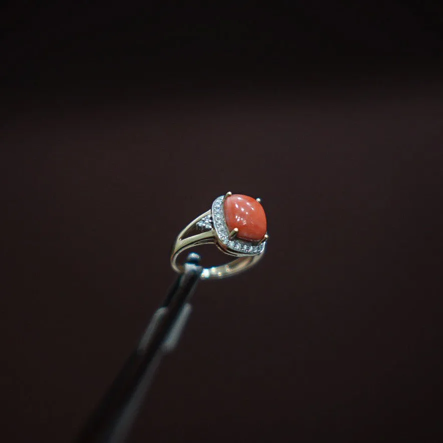 Orange Coral Ring 14K Yellow Gold With Diamonds / 4.4gr / Size 6
